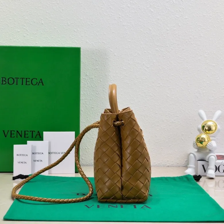 Batch 1860 B's 2023 spring and summer new model continues the brand's woven style with detailed metal knot switch buckles. This time, the shoulder straps are also made into tube weaves, showing different craftsmanship. The carrying method is versatile to create more different looks. Intrecciato woven leather small handbag, equipped with sliding crossbody strap. Internal compartments, including 1 zipper pocket and 2 open pockets with magnetic buckle closure. Size: 25*20*10.5cm, model: 7463#
